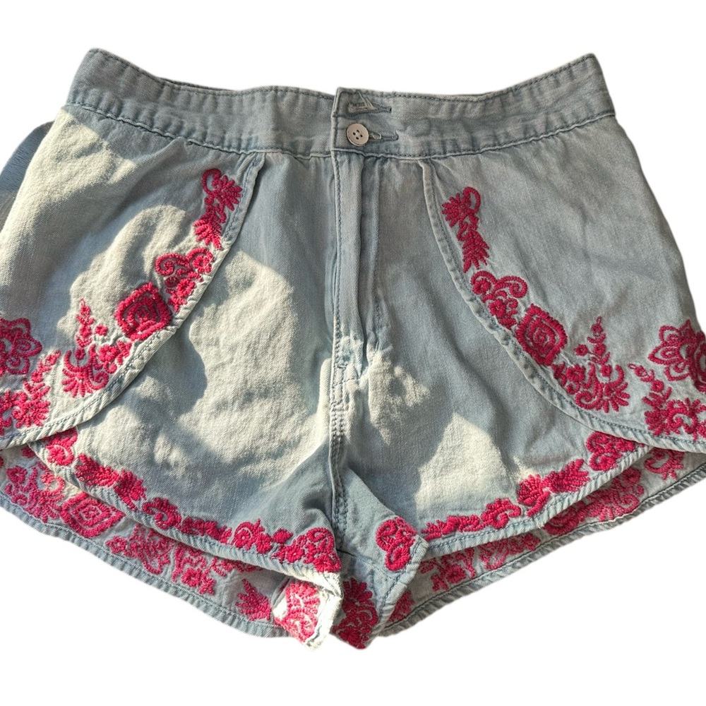BDG Light Blue Shorts with Pink Embroidery size 4 missing one button